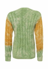 Gebreide trui in groen en geel, met een textuur kabelpatroon, ronde hals en lange, geribde mouwen. Gradiënt kleurverlopen.