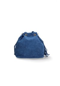 Borsa a secchiello blu in suede con apertura cinchata, occhielli dorati e nappine laterali. La morbida texture e la forma arrotondata arricchiscono il suo design.