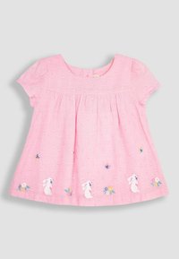 Top rosa de manga corta con tejido texturizado, que presenta conejitos y flores bordadas. Escote redondeado y diseño fruncido en la cintura.