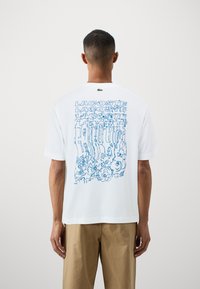 Lacoste - T-shirt med print - white Miniatyrbild 1