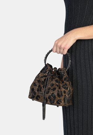 Bolso tipo cubo con estampado de leopardo elaborado con cuentas en marrón y negro, con cierre de cordón y asa de anillo metálico. Superficie texturizada con detalle de borla.