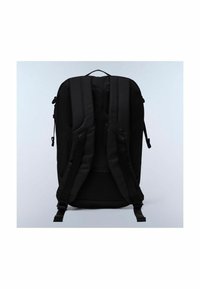 Czarny plecak z wyściełanymi paskami na ramionach, siateczkowym tyłem dla wentylacji i regulowanymi klamrami. Gładki materiał, smukły profil i minimalistyczny design.