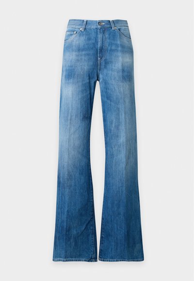 Jean en denim bleu délavé avec taille haute et jambes larges, avec poches avant, passants de ceinture et fermeture par bouton.