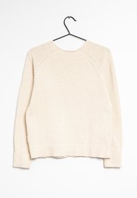 Striktrøje i cremefarve med mønstret struktur, ribstrikkede ærmegab og kant samt rund halsudskæring. Hænger på en sort krog.