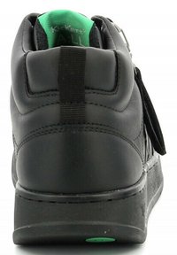 Sneaker alta nera in pelle con finitura testurizzata, dotata di colletto imbottito, rivestimento interno verde e un linguetta sul tallone.