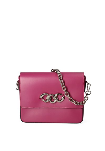 Borsa a mano in pelle rosa con tracolla a catena e un accento metallico argenteo sulla parte anteriore. Presenta una texture liscia e chiusura a patta.