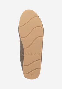 Semelle de chaussure en daim brun avec un relief en caoutchouc brun clair. Présente le nom de la marque "UNISA" et la taille de chaussure "36" embossés sur la surface.