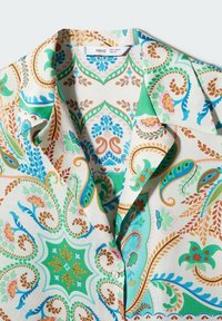 Camisa de manga corta en tejido ligero con un colorido patrón de paisley en tonos verde, azul, rosa y marrón. Botones en el placket frontal.