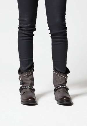 VERTI - Biker-/cowboynilkkurit - smoky gray