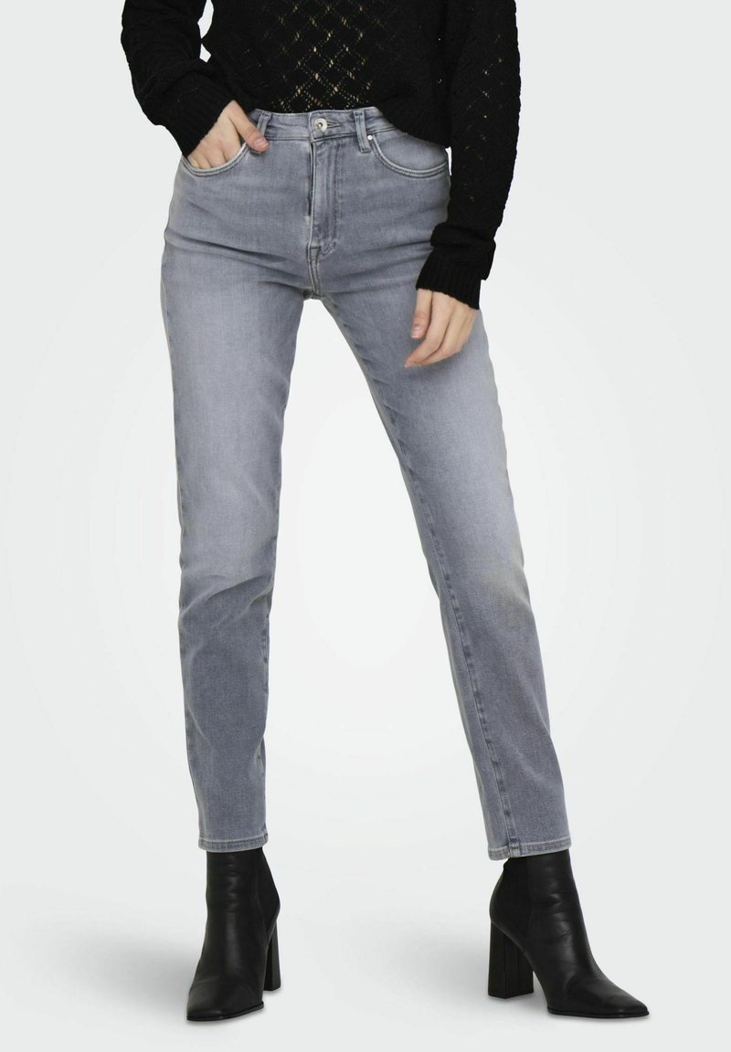 Světlé šedé džíny s vysokým pasem a klasickým střihem, s pěti kapsami, stříbrnými detaily a jemným vyblednutím podél stehen.
