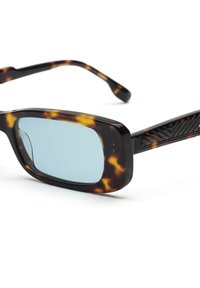 Occhiali da sole tartarugati marroni con lenti blu, forma rettangolare e bracci neri testurizzati con un motivo geometrico.