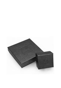 Schwarze Geschenkboxen in verschiedenen Größen, eine größere flache Box mit einem Logo und eine kleinere quadratische Box, beide mit einer glatten matten Oberfläche.