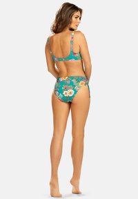 Tealowy bikini w kwiaty z regulowanymi ramiączkami, z zapięciem na plecach i wysokim stanem majtek. Wzór kwiatowy w odcieniach różu i żółci.