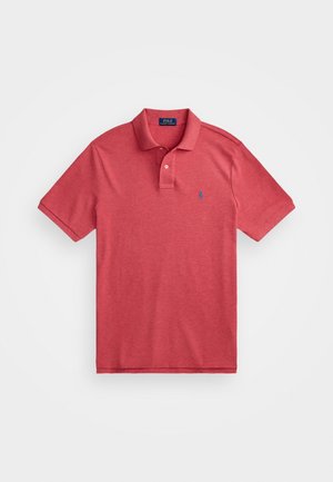 Rode polo shirt met korte mouwen, drie knopen op de kraag en een klein blauw logo op de linkerkant van de borst. Zacht katoenmix materiaal.