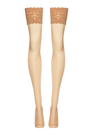 Beige thighs-high kousen met een gedetailleerde lacestrand. Glad textuur, lichtglanzende afwerking en een scalloped rand langs de kant.