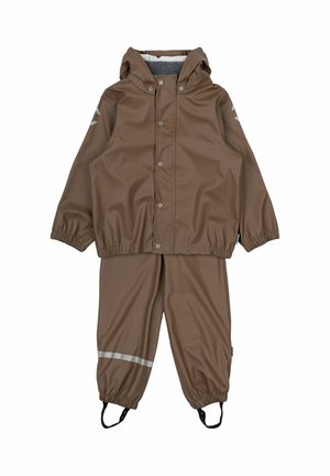 Combinaison de pluie imperméable marron avec capuche, fermeture à pression, poignets élastiques et bandes réfléchissantes sur le pantalon. Fabriquée en matériau lisse et durable.