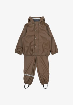 Costum impermeabil maro cu glugă, închidere cu capse, manșete elastice și dungi reflectorizante pe pantaloni. Confecționat din material neted și durabil.