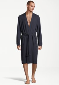 Granatowy bawełniany szlafrok z długimi rękawami, dekoltem w kształcie litery V, dwiema przednimi kieszeniami i dopasowanym paskiem. Miękka tekstura i długość do kolan.
