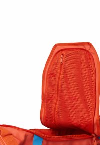 Sac orange vif avec un compartiment en maille zippé ouvert et une poignée bleue sur fond blanc.