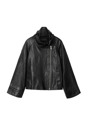 Sort asymmetrisk læderjakke med brede ærmer, høj krave og off-center sølv lynlås på hvid baggrund.
