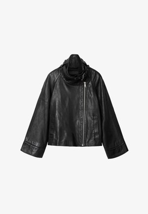 Sort asymmetrisk læderjakke med brede ærmer, høj krave og off-center sølv lynlås på hvid baggrund.