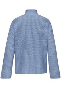 Gaiši zils, vaļīgs adīts džemperis ar augstu apkakli un garām piedurknēm, ar teksturētu audumu un bez redzamām aizdaru vai rakstu detaļām.