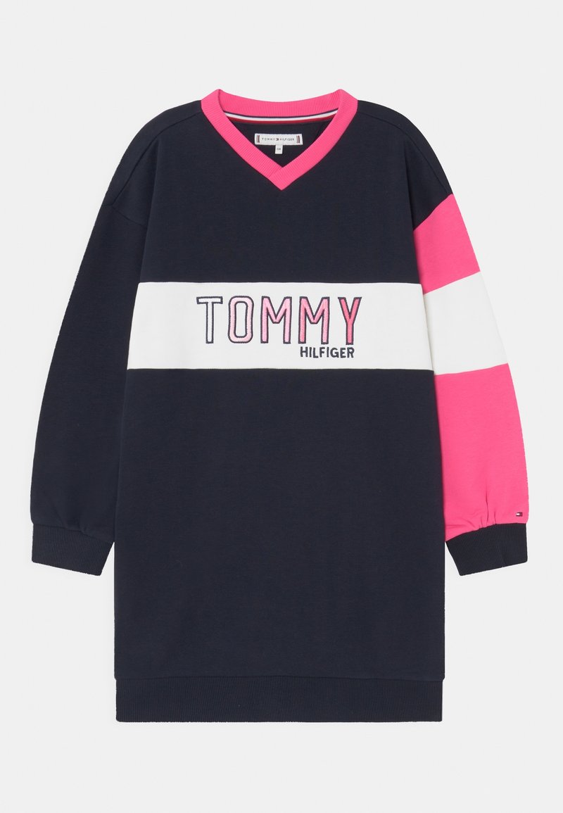 Dlouhá mikina v námořnické modři se bílými a růžovými vodorovnými pruhy, růžovým výstřihem do V a textem "TOMMY HILFIGER" na přední straně.