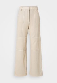 Beige brede bukser med et struktureret, netlignende design. Funktioner inkluderer syede paneler og en høj talje med bæltestropper.