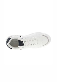 Sneaker blanc en cuir avec une texture lisse, doté d'un embout perforé, d'un système de laçage et d'un accent bleu foncé au niveau du talon.