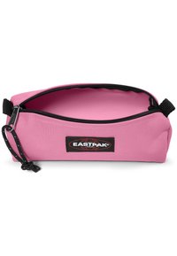 Astuccio rosa in tessuto con chiusura a zip, dettagli neri e un'etichetta con il logo sul lato. L'interno è anch'esso rosa senza ulteriori caratteristiche.