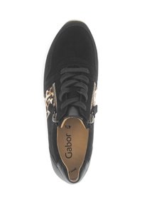 Zwarte suède sneakers met luipaardprint accenten, zwarte veters en een zijrits. Binnenzool gemarkeerd met het merk "Gabor."