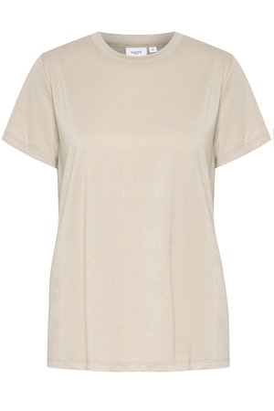 Világos bézs színű, rövid ujjú póló, enyhén fényes anyagból készült. Kerek nyakkivágással és laza szabással rendelkezik, az oldalak mentén látható varrásokkal.