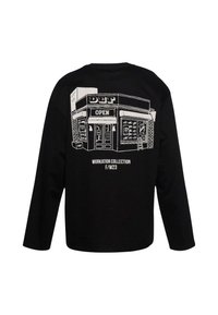 Sort langærmet t-shirt med en hvid grafik af en butik, der er mærket "DEF OPEN", med detaljerede vinduer og et tekstureret bygningsdesign.