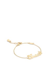 Guld kedjearmband med en kursiv "Coach" charm, elegant design, känsliga länkar och en liten hjärtformad tagg nära låset.