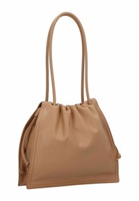 Tan leren handtas met een geplooid ontwerp, twee lange handvatten en een platte bodem. Bevat subtiele branding en een gladde textuur.