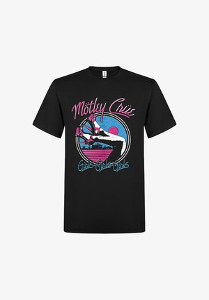 Sort T-shirt med farverigt design af en kvindes ben iført pink hæle over en bysilhuet, tekst "Mötley Crüe" og "Girls Girls Girls."