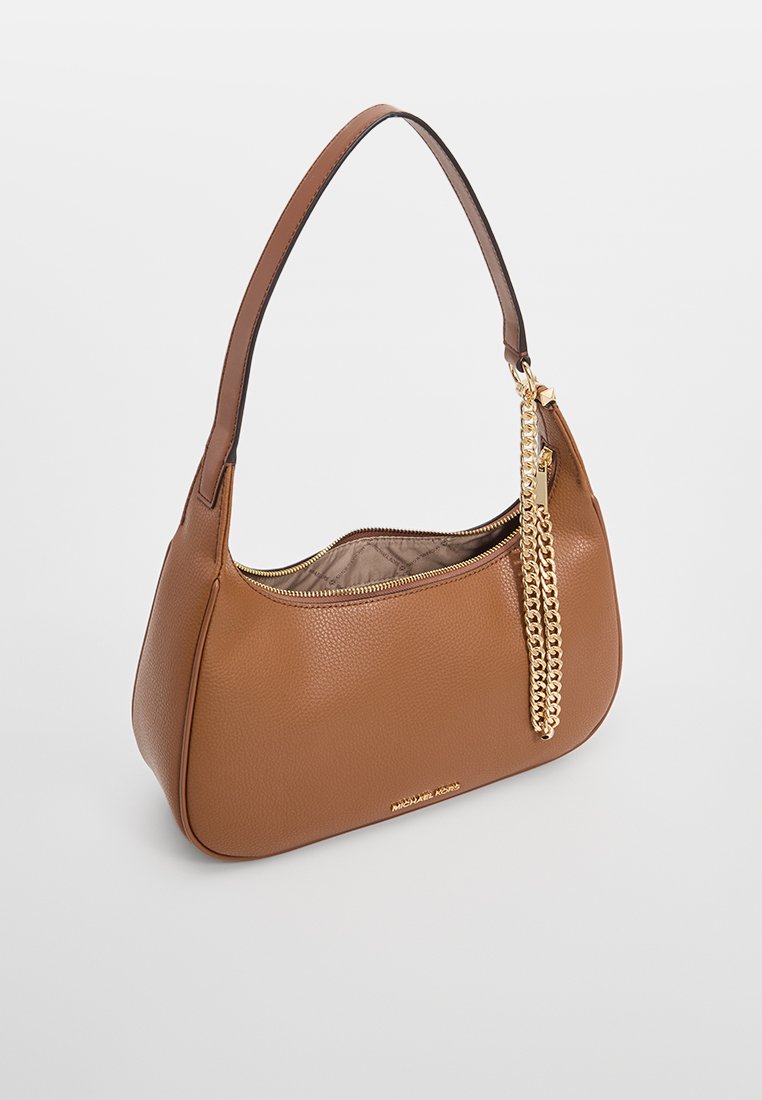 Borsa a mano in pelle marrone con una texture liscia, forma curva e dettaglio in catena dorata. Presenta un'apertura con zip e una sola tracolla.