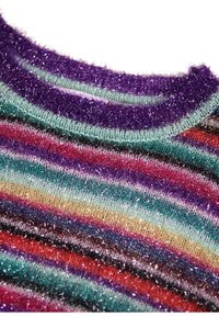 Višebojni prugasti džemper s okruglim izrezom. Tkanina uključuje fine, sjajne niti u ljubičastim, zelenim, ružičastim i žutim nijansama.
