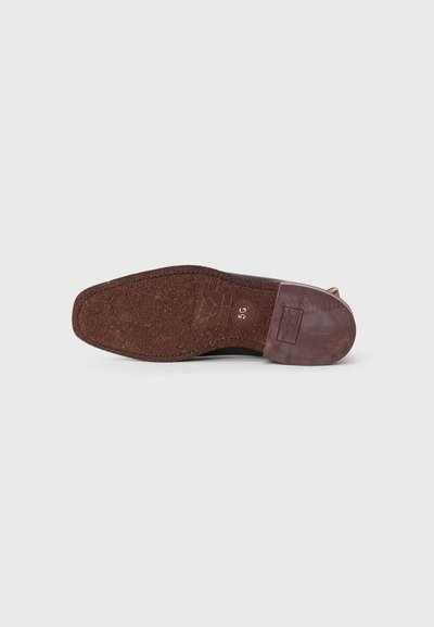 Talpa de pantof din piele maro, cu un design plat, suprafață texturată și un mic logo embosat. Ușoară curbură la vârf.