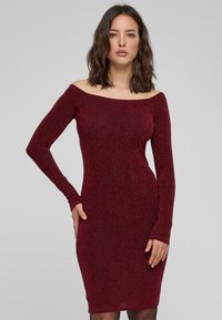 Bordová off-the-shoulder šaty s dlhými rukávmi, vyrobené z trblietavého materiálu, priliehavý strih, dĺžka do polovice stehna a rebrovaná textúra.