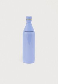 Επαναχρησιμοποιήσιμο μπουκάλι νερού σε χρώμα λεβάντας με στρογγυλό καπάκι και ανοξείδωτη ταινία κοντά στο πάνω μέρος, τοποθετημένο σε απλό λευκό φόντο.