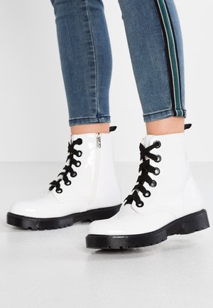 Kotníkové boty na platformě - white