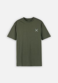 Camiseta de algodón verde oliva con mangas cortas, cuello redondo y pequeño logo bordado en blanco en el lado izquierdo del pecho. Diseño liso, corte regular.