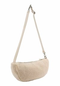 Beige Kunstfell-Umhängetasche mit geschwungenem Design, ausgestattet mit einem Reißverschluss und einem dünnen verstellbaren Trageriemen in passender Farbe.