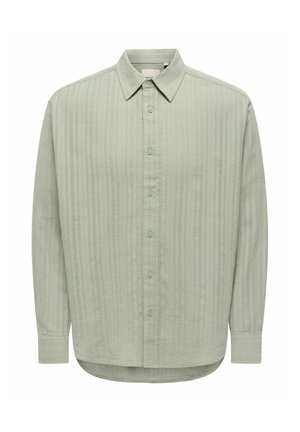 Chemise gris clair à manches longues avec boutonnière, col standard et texture subtile à rayures verticales, présentée sur fond blanc.