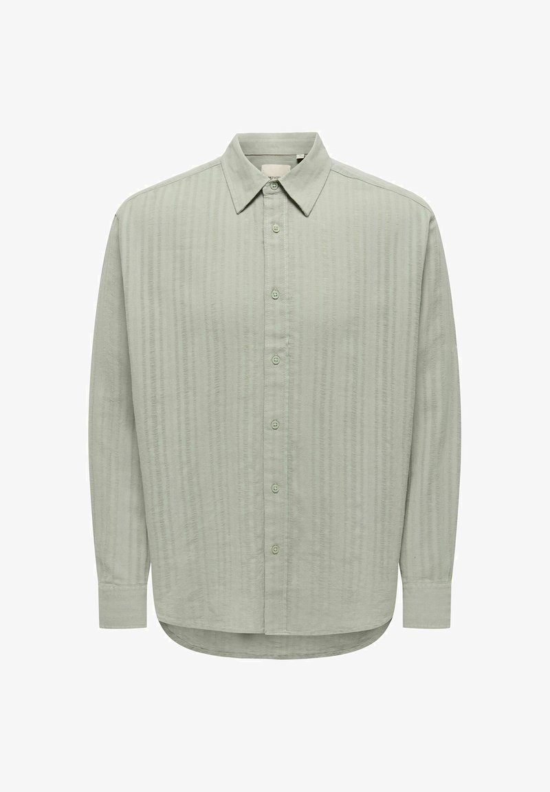Chemise gris clair à manches longues avec boutonnière, col standard et texture subtile à rayures verticales, présentée sur fond blanc.