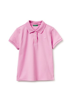 Jasnoróżowa koszulka polo z krótkim rękawem, trzema guzikami, klasycznym kołnierzykiem oraz małym haftowanym logo na lewej piersi.