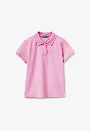 Polo rosa chiaro a maniche corte con tre bottoni, colletto classico e un piccolo logo ricamato sul petto a sinistra.