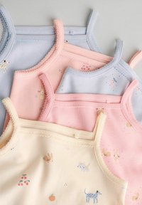 Stos pastelowych body dla niemowląt na ramiączkach z nadrukami zwierząt i owoców, w delikatnych odcieniach różu, niebieskiego i kremowego na jednolitym tle.