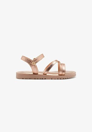 Metallic rosegouden sandalen met kruislings banden, platte zool en een geprofileerde voetbed; ontworpen met een eenvoudige, moderne uitstraling.